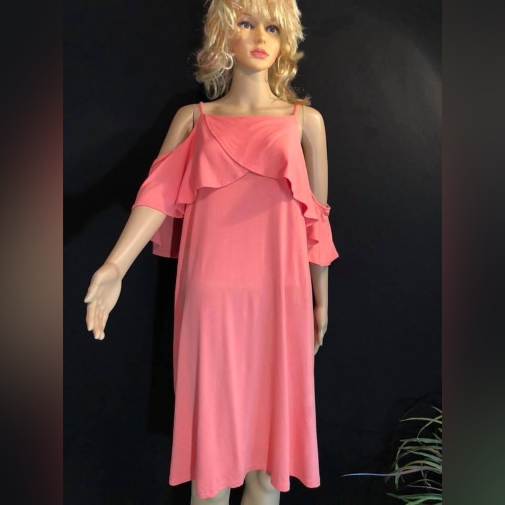 XL Flattering peek-a-boo shoulder dress - Picture 2 of 8
